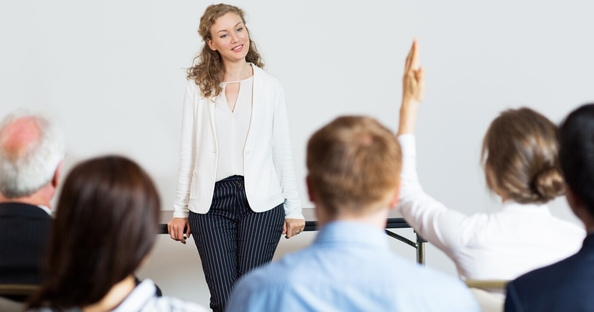 Rèn luyện kỹ năng nói trước đám đông là bí quyết để trở nên tự tin hơn trong cuộc sống và công việc hàng ngày 