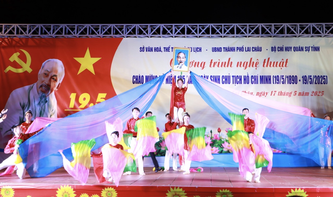 Kỷ niệm 135 ngày sinh nhật chủ tịch Hồ Chí Minh - vị lãnh tụ vĩ đại của dân tộc Việt Nam 