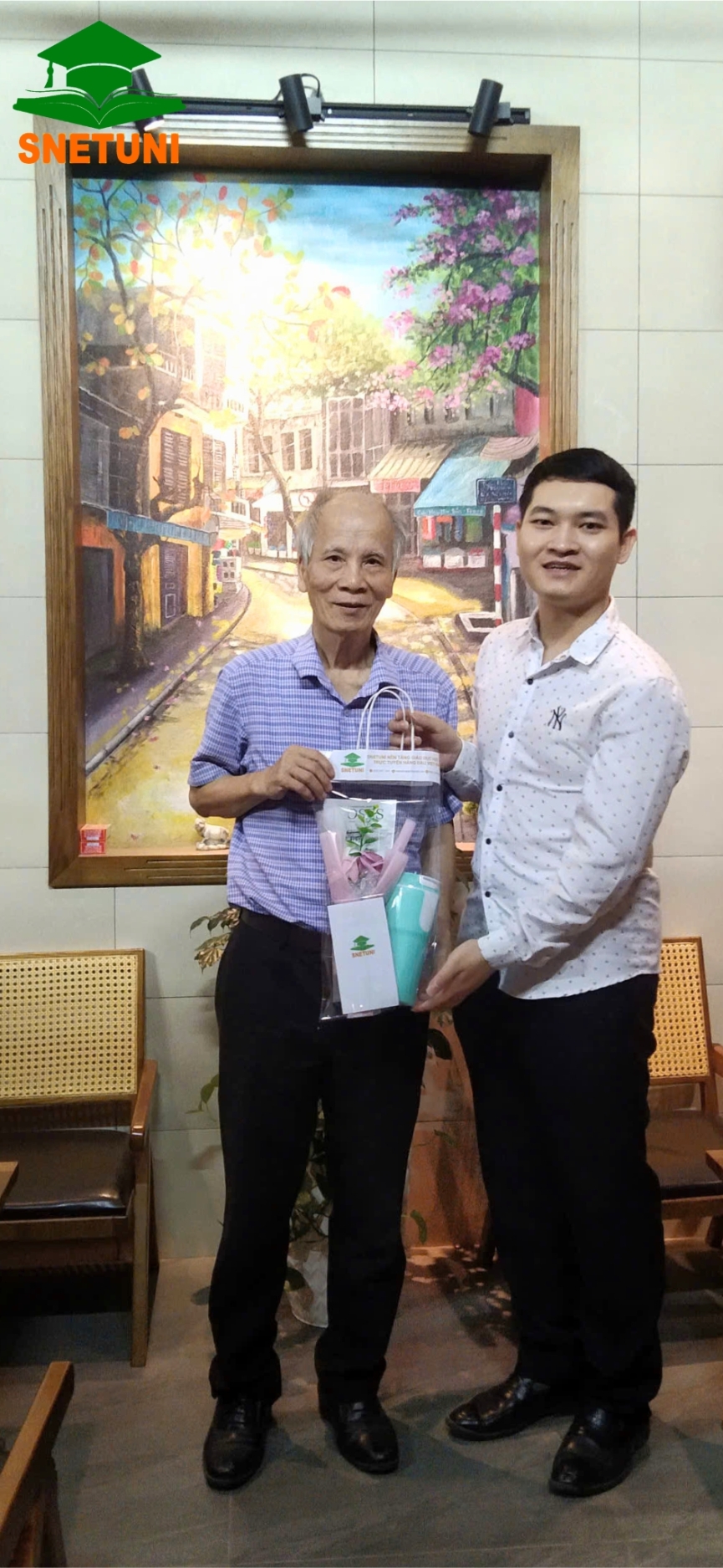 Đại diện ban lãnh đạo và ban quản trị SnetUni gửi tặng hoa quà và những lời chúc tốt đẹp nhất tri ân các thầy cô nhân ngày Nhà giáo Việt Nam (Nguồn ảnh: SnetUni)