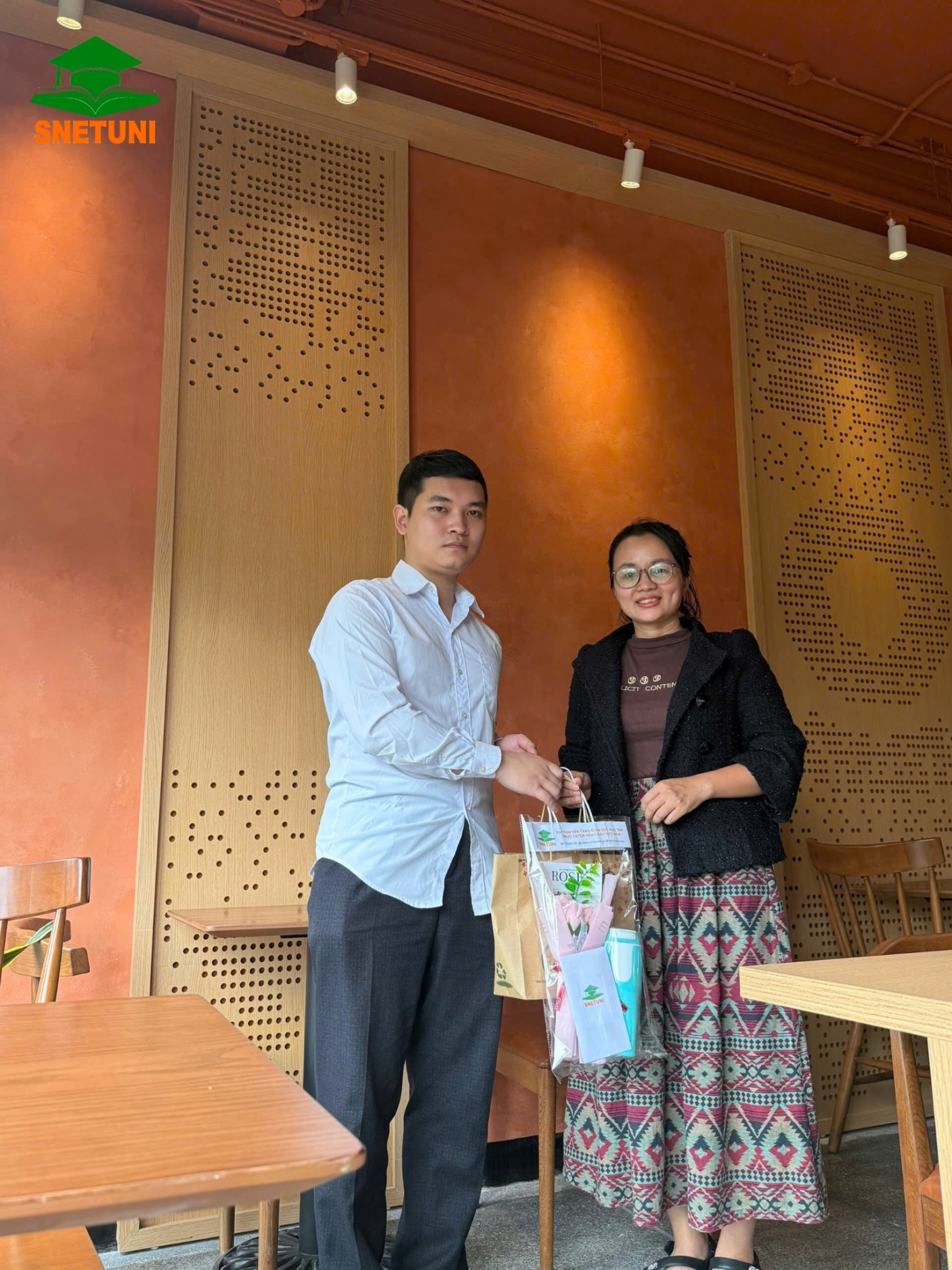 Đại diện ban lãnh đạo và ban quản trị SnetUni gửi tặng hoa quà và những lời chúc tốt đẹp nhất tri ân các thầy cô nhân ngày Nhà giáo Việt Nam (Nguồn ảnh: SnetUni)