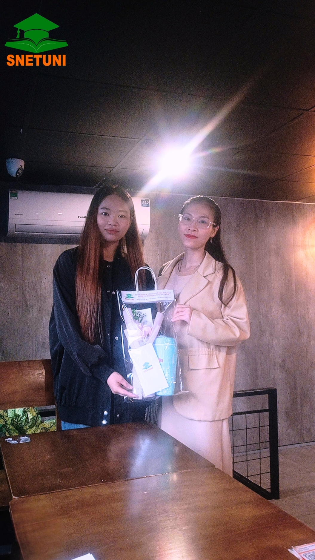 Đại diện ban lãnh đạo và ban quản trị SnetUni gửi tặng hoa quà và những lời chúc tốt đẹp nhất tri ân các thầy cô nhân ngày Nhà giáo Việt Nam (Nguồn ảnh: SnetUni)